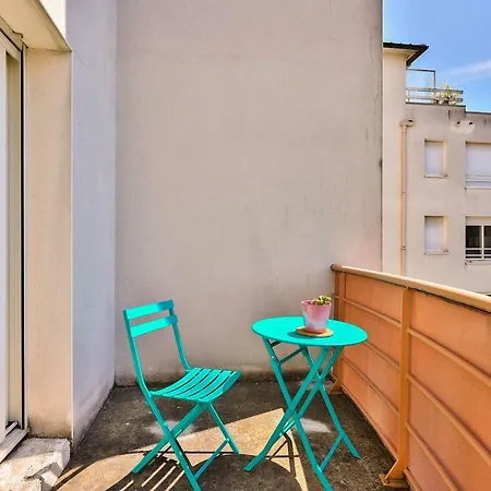 Apartment Cozy With Balcony! *